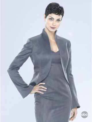 Illustration for article titled Alan Tudyk Leads The Human Resistance Against Ridiculous Alien Cleavage, In New V Stills